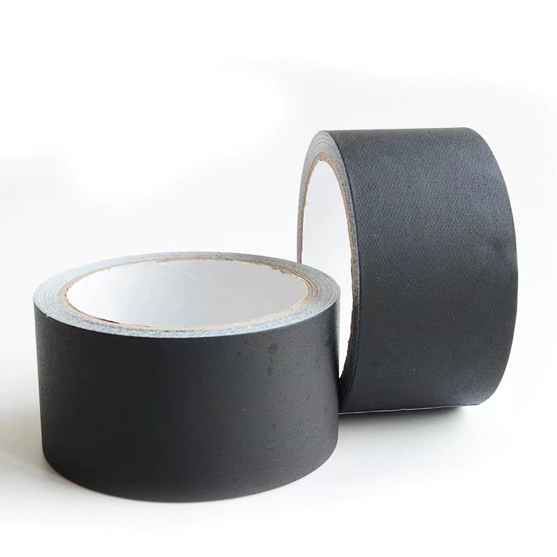 كيف نضمن الدقة والاتساق في إنتاج الشريط اللاصق بالذوبان الساخن (أسود)؟